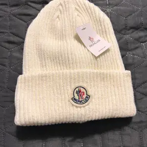 Helt ny oanvänd moncler mössa, säljs pga jag inte gillade den