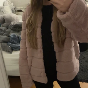 Rosa jacka  - Säljer en helt ny rosa fluffjacka storlek 44 men är som en S/M. Så fin tycker om den jättemycket. Men kommer inte till användning. Säljer igen för oseriös köpare. Den kostar ny pris 700kr.