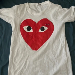 CDG Tshirt - Säljer du denna fina och feta CDG tshirten.  Den har aldrig använts då den ej passade mig. Skick 10/10 Storlek S