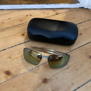 Eytys solglasögon - Solglasögon från Eytys, knappt använda. Nypris 2.200