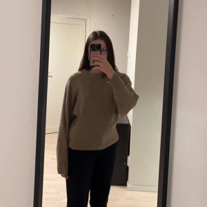 Stickad tröja  - Beige stickad tröja från nelly ”sleeve focus knit sweater” Sparsamt använd, bra skick Väldigt fin passform Storlek S