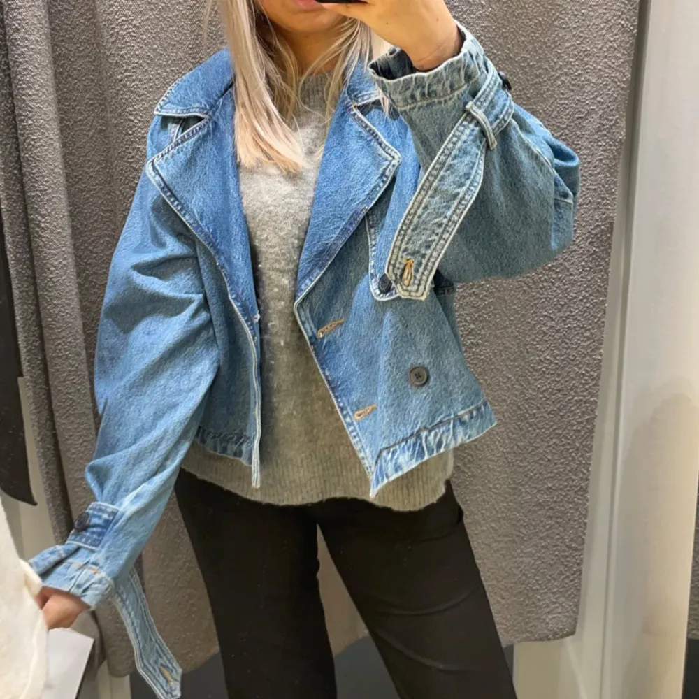 supersnygg jeansjacka/trench coat från gina,använd fåtal gånger,som ny💓 storlek 36 men lite oversized . Jackor.