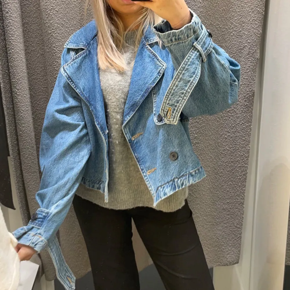 supersnygg jeansjacka/trench coat från gina,använd fåtal gånger,som ny💓 storlek 36 men lite oversized . Jackor.