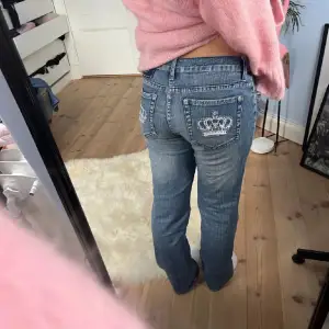 Säljer nu mina jättesnygga Victoria Beckham jeans som är i fint skick. Aldrig använda av mig eftersom de var för små. Modellen är mellan bootcut/ straight. (Lånad bild från förra ägaren)💗