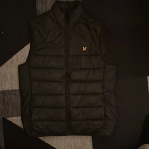 Lyle & scott väst - Jätte fint väst men tyvär behöver jag pengar just nu därför vill jag sälja den. Har använt den kanske 7-10 gånger men den ser helt ny ut.