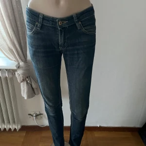 Jeans låg midja - Liten skada nere på vänster smalben. Välanvända men inte trasiga.
