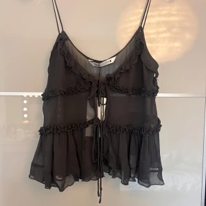 Volang linne  - Såå snyggt volang linne från zara i strl Xs med lappen kvar🌟skriv privat vid frågor eller intresse, kolla gärna in mina andra annonser