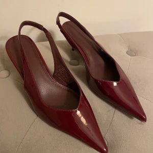 Vinröda klackar❣️ - Röda klackar från Lojsan Wallin X NAKD, helt slutsålda i alla storlekar på hemsidan, storlek 36! Använda endast en gång så nyskick! Köparen står för eventuell frakt, kan mötas upp i centrala Stockholm ❣️ 