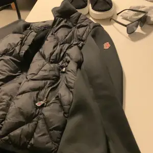  Moncler cardigan storlek M funkar storlek S riktigt bra funkar i vinter