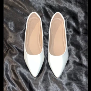 Ballerina skor med spets tå - Jätte snygga vita ”ballerina skor” med spets tå enbart testade och helt nya!🤍🤍