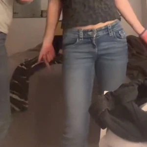 Gina young jeans med fickor💞 - Gina tricot jeans i storlek 152/156 (passar som xxs/30 ish) använda men syns inte. Pris kan diskuteras 💕