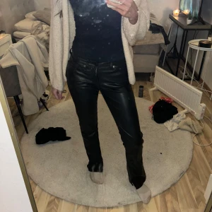 Skinn byxor från lager som är lite insydda vid låren men inget som märks!  - Säljer dessa byxorna då jag köpt andra, dem är i storlek xxs och är lite mindre i låren än vanligt eftersom att de har sytts in lite på ytterkanten på benet men inget som syns. Även en slits längst nere på byxan. Kontakta för fler funderingar!💞