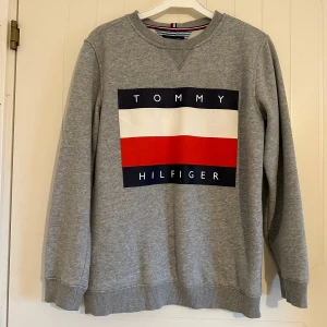 Tommy Hilfiger sweatshirt  - Säljer denna då den nästan aldrig har kommit till användning. Endast testats ett par få gånger. (Xl barnstorlek så sitter som en S)