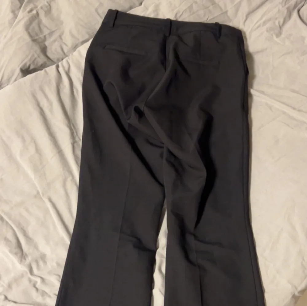 Lågmidjade kostymbyxor från bikbok. Jätte bra skick. Jag har aldrig använt dom då jag inte kan knäppa dom. Jeans & Byxor.