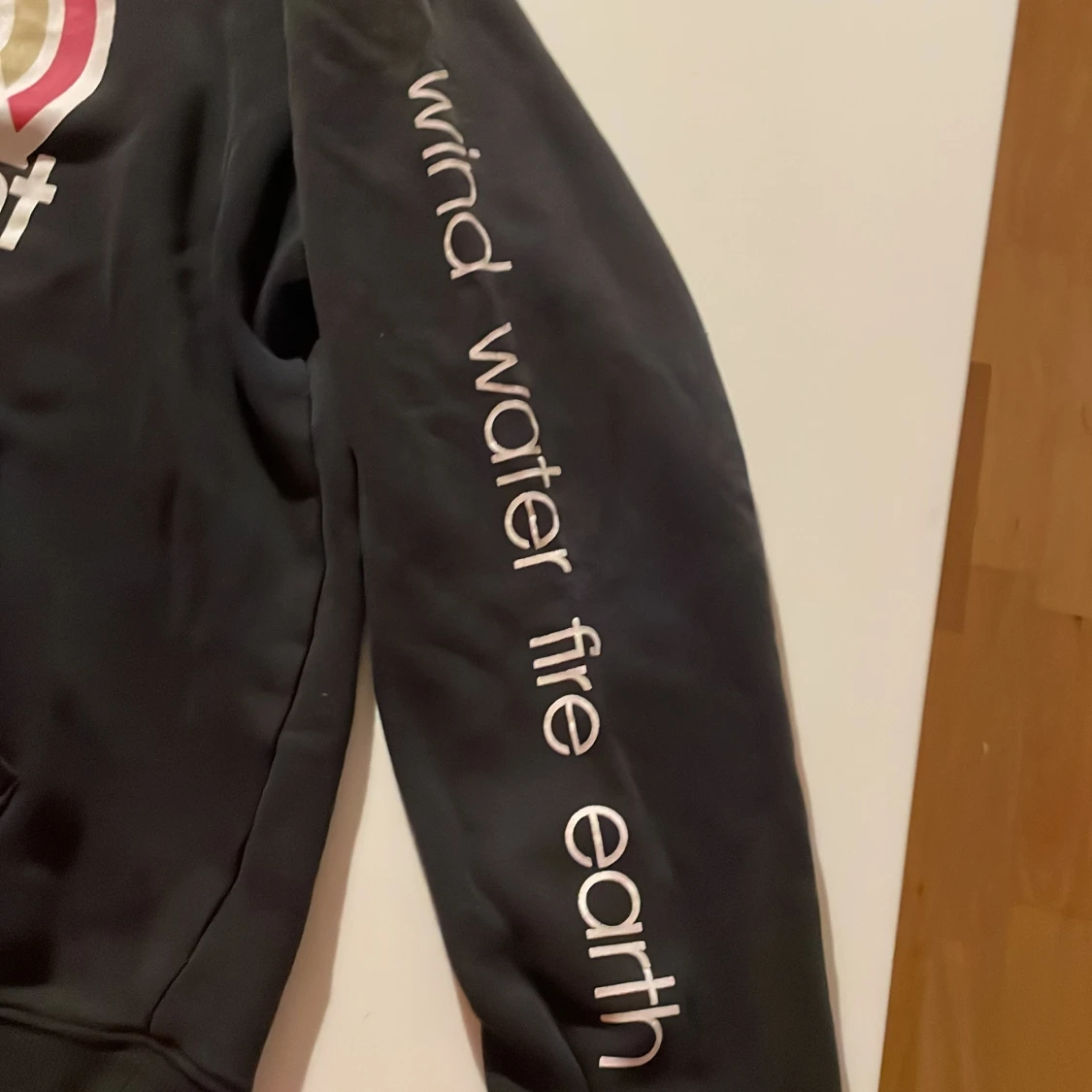 En Element hoodie med ett litet hål på ryggen - 90
