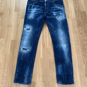 Säljer fina dsqured2 oanvända byxor storlek S  - Hej jag säljer mina oanvända dsqured2 byxor blåa med vita och röda prickor storlek S passar 175/180 cm om ni vill ha mer info så kan ni bara höra av er.  Billigare vid snabbt affär  Kan bara mötas upp i sundsvall dom finns i sundsvall/västernorrland