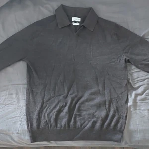 These Glory Days Merino Ull Tröja M - En Brun äkta Merino Ull tröja med krage. Enkel och snygg/trendig design, väldigt mjuk och lyxig. Knappt begagnad, använd fåtal gånger, i helt perfekt skick precis som ny. (Kolla lappbild för färgen) Kan mötas upp för fri leverans inom Växjö.