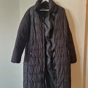 CRW ridkappa - Varm och skön ridkappa med dragkedja bak för att passa när man sitter i sadeln.