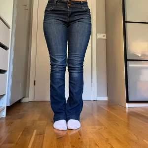 Low waist bootcut jeans - Sjukt snygga jeans i superbra skick, inga defekter. Säljer då de inte kommer till användning🩷 midjemått: 36-39 cm (stretch) innerbenslängd: 75 cm❣️❣️