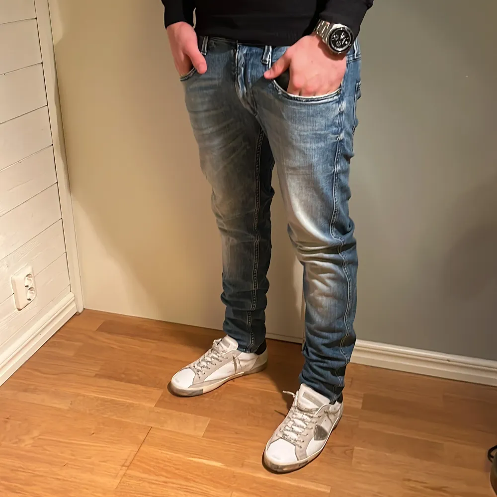 Replay Jeans | skick 9/10 | Storlek 31/32 | Pris - 499kr | Modellen är ca 177cm lång | Fraktar via PostNord eller Instabox på köparens bekostnad | Hör av dig vid minsta fråga eller fundering!!. Jeans & Byxor.