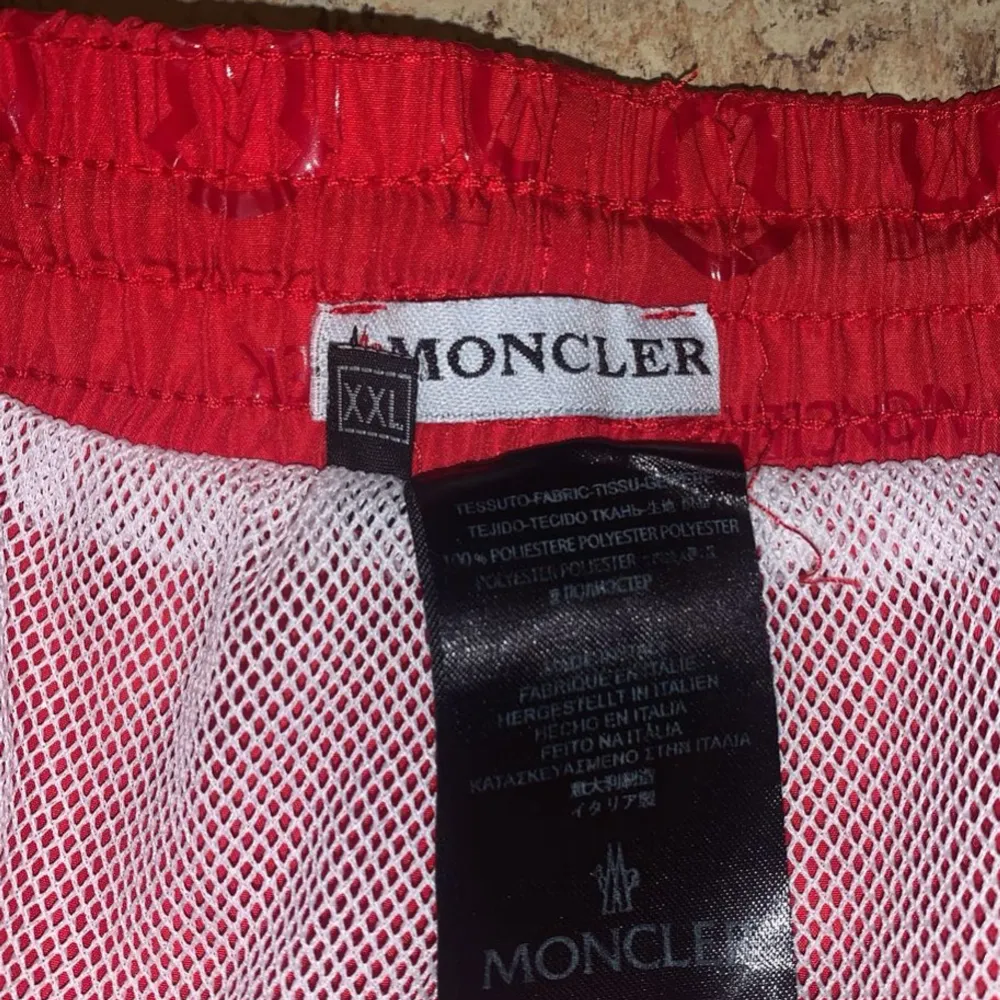 Nya badshorts i märke av moncler  Storlek XXL men passar alla  . Shorts.