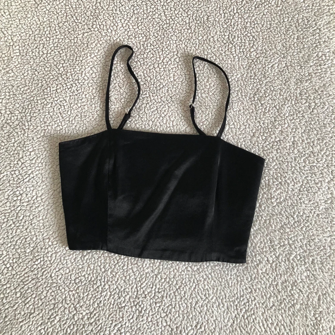 ZARA svart croptop i satin med stretch