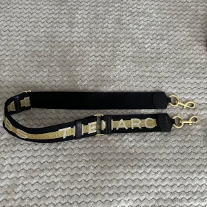 Marc Jacobs Logo Motiv Strap - En svart broderad logotyp knäppning med spänne justerbar passform, nypris 1400 på farfetch.