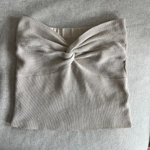 Tubtopp - Tubtop med skruv där framme. Spännband i ryggen om gör att den håller platsen. 