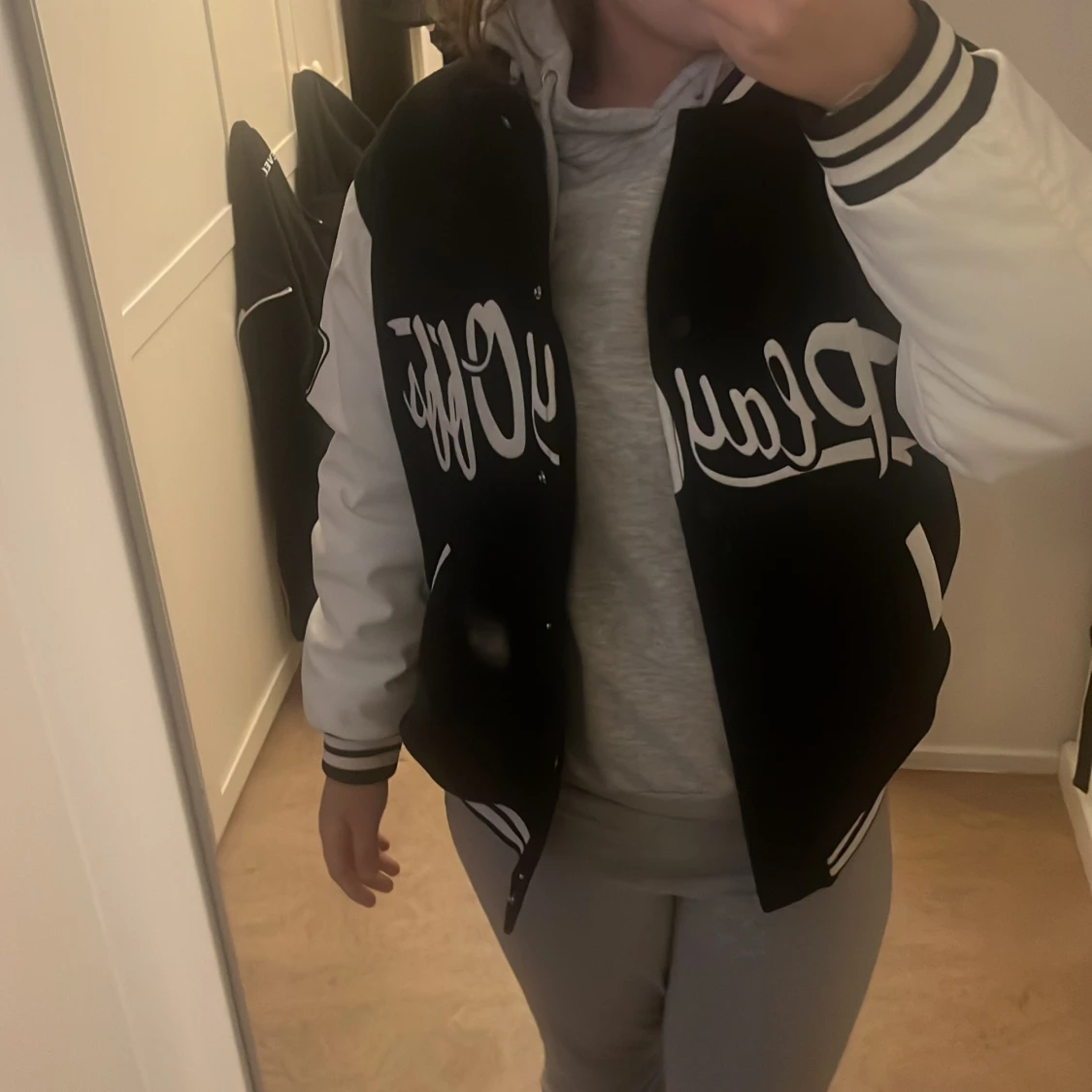 Svart och vit bomberjacka med PlayOffs-tryck - 92