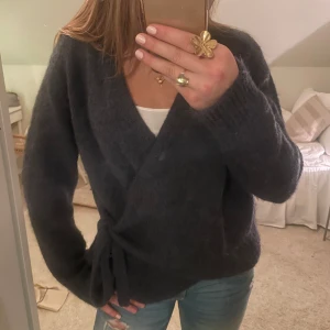 COS tröja  - Sääljer denna super fina COS tröjan som är väldigt eftertraktad🥰pris kan diskuteras 