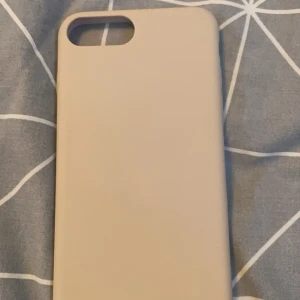 Iphone skal - Mobilskal till iphone 8 plus. Skalet är i jättefint skick. Inget tecken på användning. 