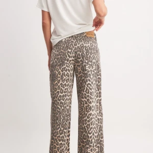 Leopard Byxor  - Leopard jeans från na-kd, storlek 34, använd 1 ggn