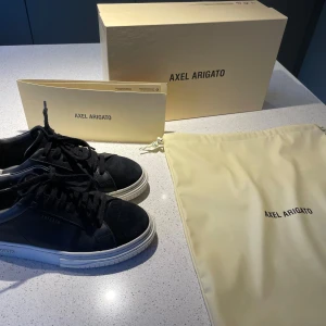 Svarta sneakers från Axel Arigato - Säljer ett par snygga skor från Axel Arigato. Perfekta för både vardag och fest! Kommer med originalförpackning och dustbag🤩