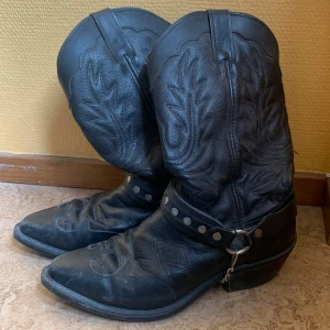 Cowboy boots - Köpt begagnat men i mycket bra skick. Så sköna å snygga! Storlek 40-41