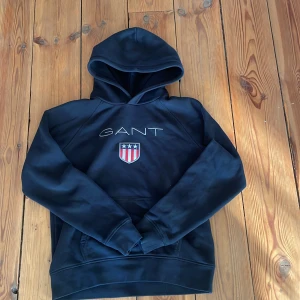 Gant hoodie - Gant hoodie, bra skick, knappt använd. Svart/mörkblå färg.  XS i storlek.
