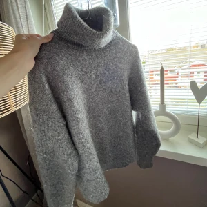 Grå stickad tröja - Jättefin mörkgrå stickad tröja från hm! Skriv för fler bilder eller frågor!🤍🫶🏼