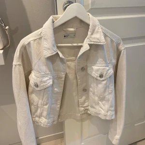 Denim jacka  - Hej, säljer en vit denim jacka som är kort i modellen från Gina tricot, den har ej kommit till användning därav nästan som ny!