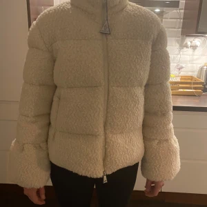 Oanvänd Teddy Jacka från Moncler! - Oanvänd Teddy jacka från Moncler, självklart äkta och kostar nypris 16000:-  Så fin och passar som storlek S dam Skriv för frågor eller funderingar   Modellen heter: ”Moncler barbot jacket”