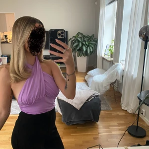 Lila halterneck topp - Halterneck topp från HM. Stl S. Använd fåtal gånger. Mycket gott skick, inga skavanker.