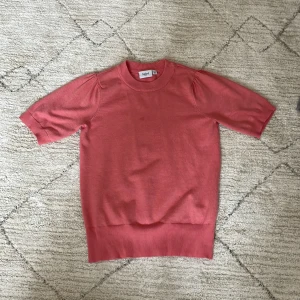 Trekvarts ärmad tröja - Super gullig tröja från saint tropez. Nästan helt oanvända. Har en liten fläck men går säkert bort med tvättmedel.💘 