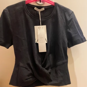 Zara topp - Säljer denna toppen från zara, helt oanvänd med prislapp kvar💕