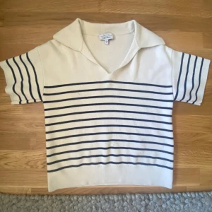 En superfin tröja från &other stories❣️ - Den är i bra skick, inte andvänd så många gånger❣️Hög kvalitet på den eftersom den kommer från ett bra märke!❣️❣️ Säljer för den inte kommer till andvändning ❣️ Skriv eller köp direkt om ni är intresserad !❤️