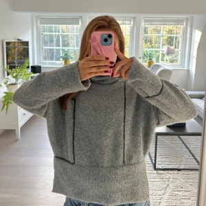 Stickad tröja zara - Så fin stickad tröja med polo krage från zara! Inga defekter och inte nopprig alls! ❤️