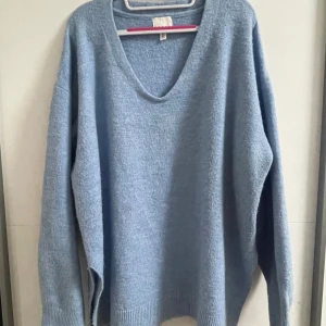 H&M stickad tröja  - En bekväm stickad tröja från H&M i storlek L. Har använt ett fåtal gånger. 