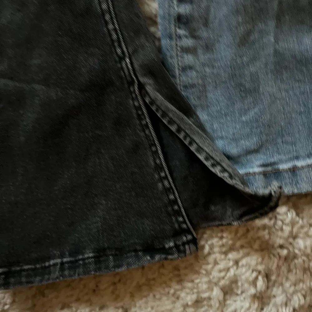 2 par jeans från zara bra skick 2 för 350 ett par för 200. Jeans & Byxor.