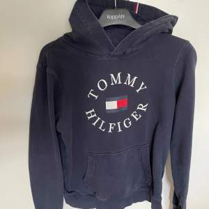 Tommy Hilfiger Sweatshirt/ Hoodie i storlek 176. I fint skick.  Färg: Mörkblå