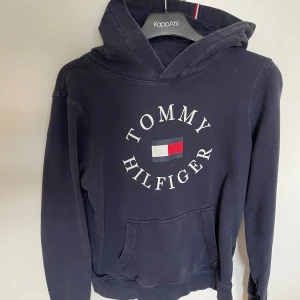 Tommy Hilfiger - Hoodie - Sweatshirt, 176 - Tommy Hilfiger Sweatshirt/ Hoodie i storlek 176. I fint skick.  Färg: Mörkblå