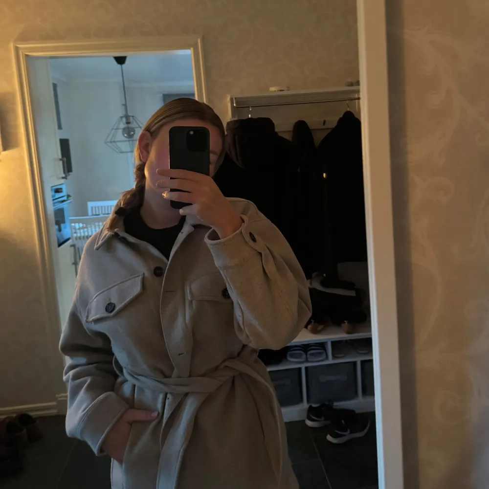 Beige kappa från zara som kan bäras knuten eller öppen, perfekt varm inför hösten och är i nyskick !🤎. Jackor.