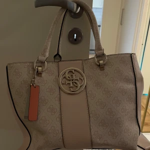 Guess väska - Använd Max 10 gånger alltså ser ut som ny.