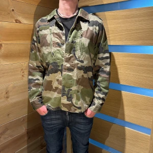 Camo overshirt  - Tja säljer nu denna galet snygga Camo overshirten som är perfekt till hösten. Storleken är M/L men sitter som M.  Modell - 183-(70kg)  Skriv för fler frågor/bilder. Mvh vestimenta😊